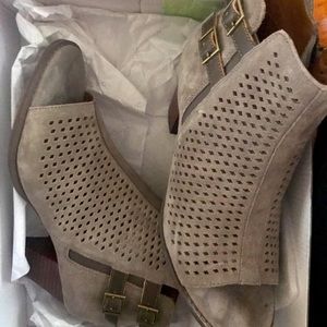 Vionic greige color new in box